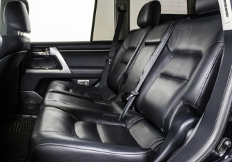 Подержанный автомобиль Toyota Land Cruiser Suv 2015 года (14 фото)