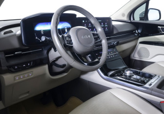 Подержанный автомобиль Kia Carnival 2023 года (19 фото)