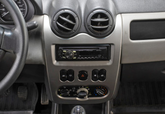 Подержанный автомобиль Renault Logan Sedan 2011 года (15 фото)