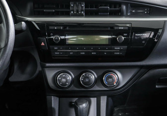 Подержанный автомобиль Toyota Corolla Sedan 2013 года (8 фото)