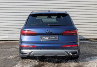 Подержанный автомобиль Audi Q7 2023 года (6 фото)