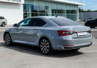 Подержанный автомобиль Skoda Superb Liftback 2025 года (7 фото)