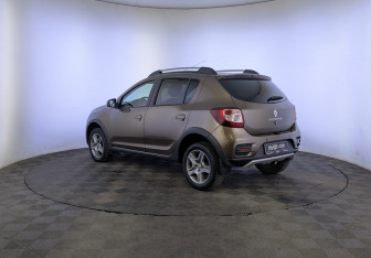 Подержанный автомобиль Renault Sandero 2021 года (7 фото)