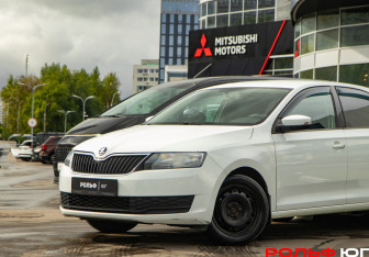 Подержанный автомобиль Skoda Rapid Liftback 2018 года (14 фото)