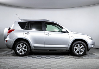 Подержанный автомобиль Toyota RAV4 2008 года (4 фото)