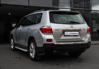 Подержанный автомобиль Toyota Highlander 2011 года (6 фото)