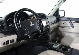 Подержанный автомобиль Mitsubishi Pajero 2017 года (10 фото)