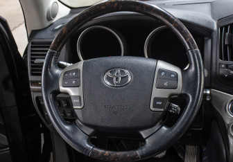 Подержанный автомобиль Toyota Land Cruiser Suv 2008 года (17 фото)