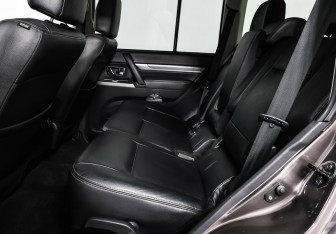 Подержанный автомобиль Mitsubishi Pajero 2015 года (13 фото)