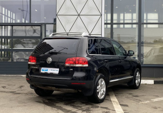 Подержанный автомобиль Volkswagen Touareg 2004 года (5 фото)