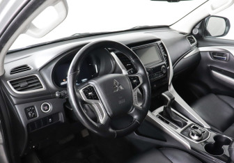 Подержанный автомобиль Mitsubishi Pajero Sport 2017 года (7 фото)