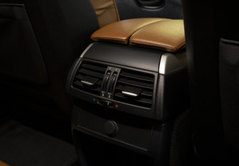 Подержанный автомобиль BMW X5 2009 года (20 фото)