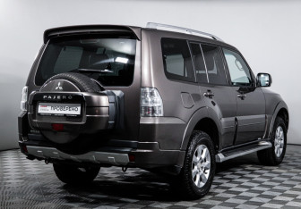 Подержанный автомобиль Mitsubishi Pajero 2011 года (5 фото)