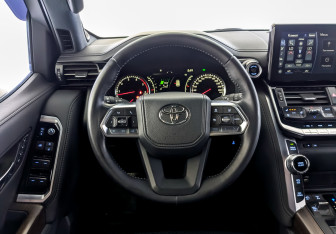 Подержанный автомобиль Toyota Land Cruiser Suv 2022 года (22 фото)