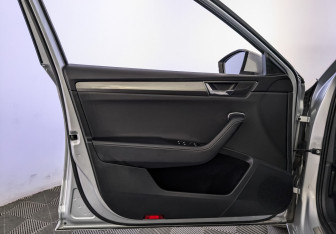 Подержанный автомобиль Skoda Superb Liftback 2020 года (19 фото)