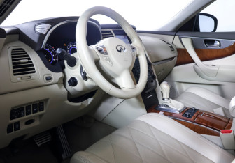 Подержанный автомобиль Infiniti QX70 2015 года (15 фото)