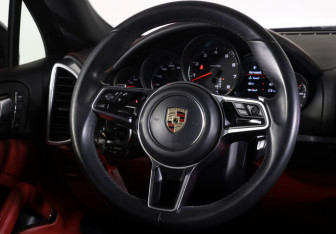 Подержанный автомобиль Porsche Cayenne 2015 года (13 фото)