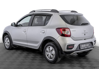 Подержанный автомобиль Renault Sandero 2018 года (7 фото)