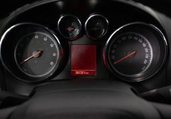 Подержанный автомобиль Opel Astra Wagon 2012 года (12 фото)