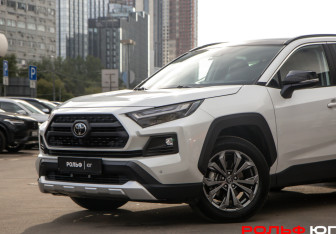Подержанный автомобиль Toyota RAV4 2025 года (14 фото)