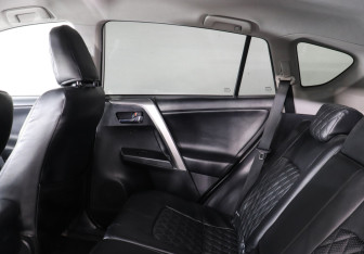 Подержанный автомобиль Toyota RAV4 2017 года (12 фото)