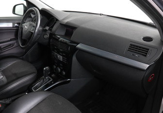 Подержанный автомобиль Opel Astra Wagon 2013 года (10 фото)