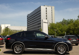 Подержанный автомобиль BMW X4 2021 года (3 фото)