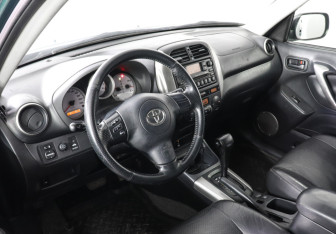 Подержанный автомобиль Toyota RAV4 2004 года (5 фото)