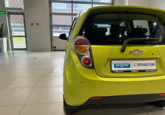 Подержанный автомобиль Chevrolet Spark 2011 года (9 фото)