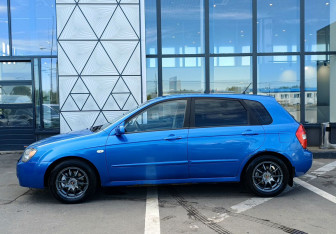 Подержанный автомобиль Kia Cerato Hatchback 2006 года (8 фото)