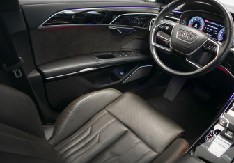 Подержанный автомобиль Audi A8 2022 года (17 фото)