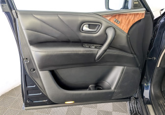 Подержанный автомобиль Infiniti QX80 2017 года (19 фото)