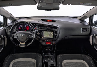 Подержанный автомобиль Kia Ceed Wagon 2017 года (14 фото)