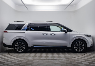 Подержанный автомобиль Kia Carnival 2020 года (6 фото)