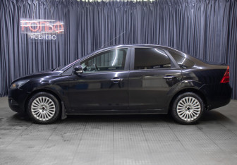 Подержанный автомобиль Ford Focus Sedan 2010 года (8 фото)