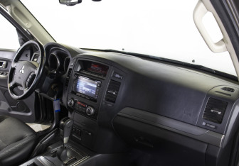 Подержанный автомобиль Mitsubishi Pajero 2012 года (12 фото)