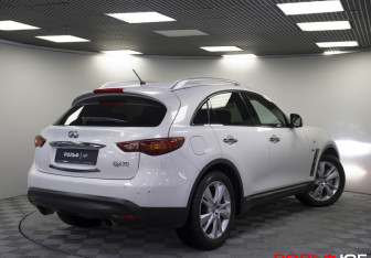 Подержанный автомобиль Infiniti QX70 2016 года (23 фото)