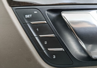 Подержанный автомобиль Porsche Macan 2015 года (30 фото)