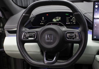 Подержанный автомобиль Zeekr 001 2024 года (15 фото)