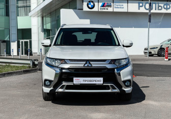 Подержанный автомобиль Mitsubishi Outlander 2018 года (2 фото)
