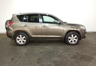 Подержанный автомобиль Toyota RAV4 2010 года (4 фото)