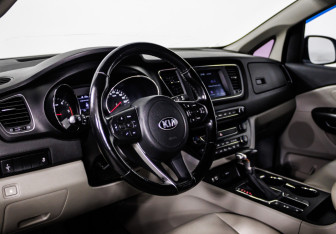Подержанный автомобиль Kia Carnival 2019 года (12 фото)
