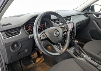 Подержанный автомобиль Skoda Octavia Liftback 2019 года (16 фото)