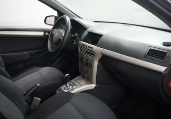 Подержанный автомобиль Opel Astra Hatchback 2007 года (11 фото)