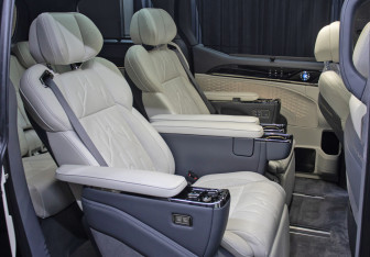 Подержанный автомобиль Zeekr 009 2024 года (13 фото)