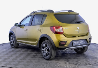 Подержанный автомобиль Renault Sandero 2017 года (7 фото)