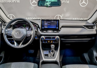 Подержанный автомобиль Toyota RAV4 2021 года (14 фото)