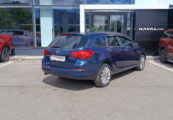 Подержанный автомобиль Opel Astra Wagon 2011 года (5 фото)