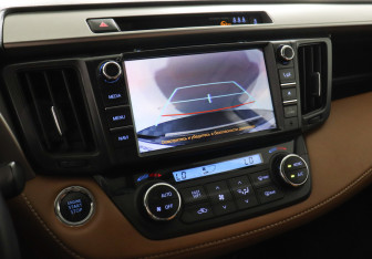 Подержанный автомобиль Toyota RAV4 2018 года (13 фото)