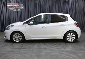 Подержанный автомобиль Peugeot 208 2013 года (8 фото)